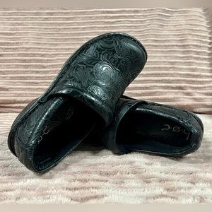 b.o.c. - Womens Peggy Size 7 Tooled Leather Black Clog Slip-On